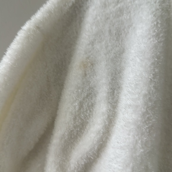 Southern shirt super soft robe, so cuddly, white, smoke free home. - Picture 4 of 7